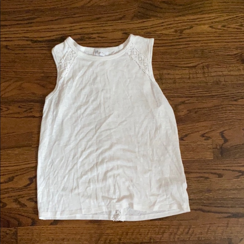 A white GAP top with design